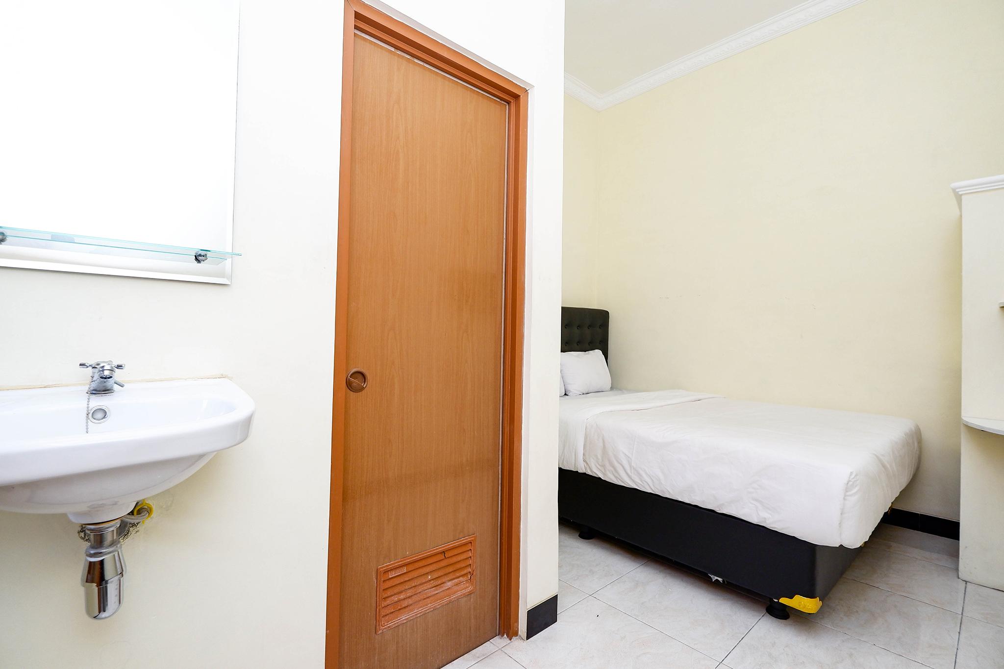 Super Oyo Capital O 2258 Santana Syariah Guest House Kartosuro Экстерьер фото