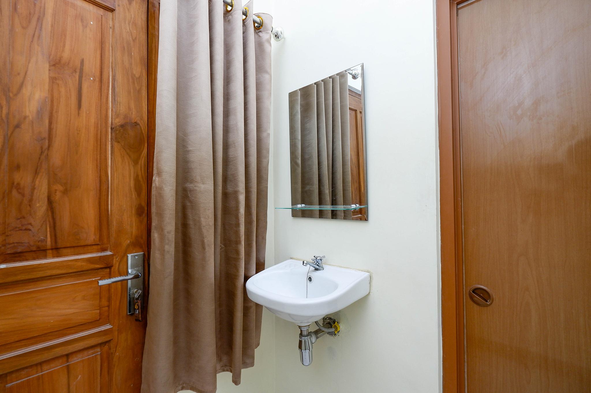 Super Oyo Capital O 2258 Santana Syariah Guest House Kartosuro Экстерьер фото