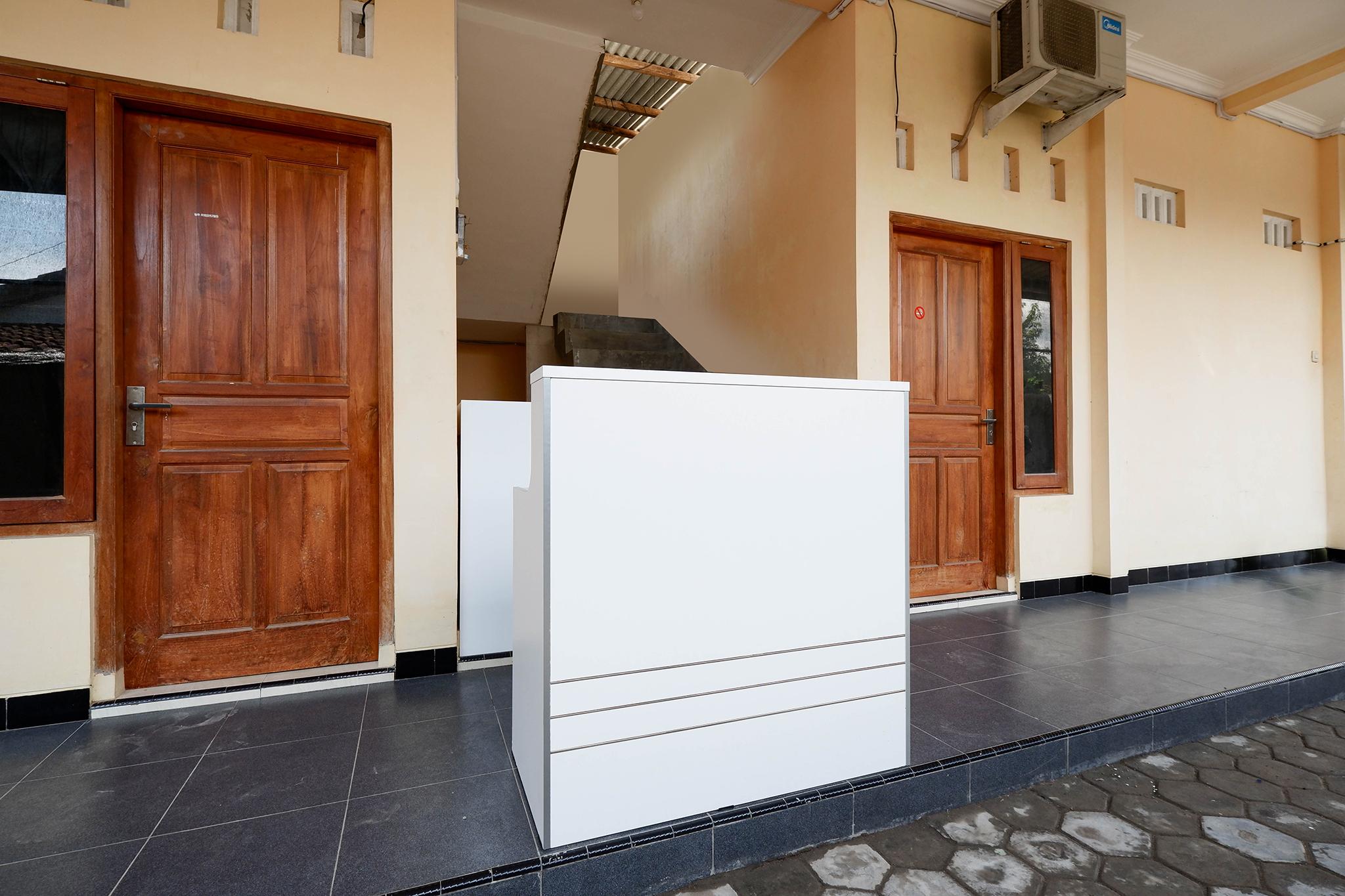 Super Oyo Capital O 2258 Santana Syariah Guest House Kartosuro Экстерьер фото