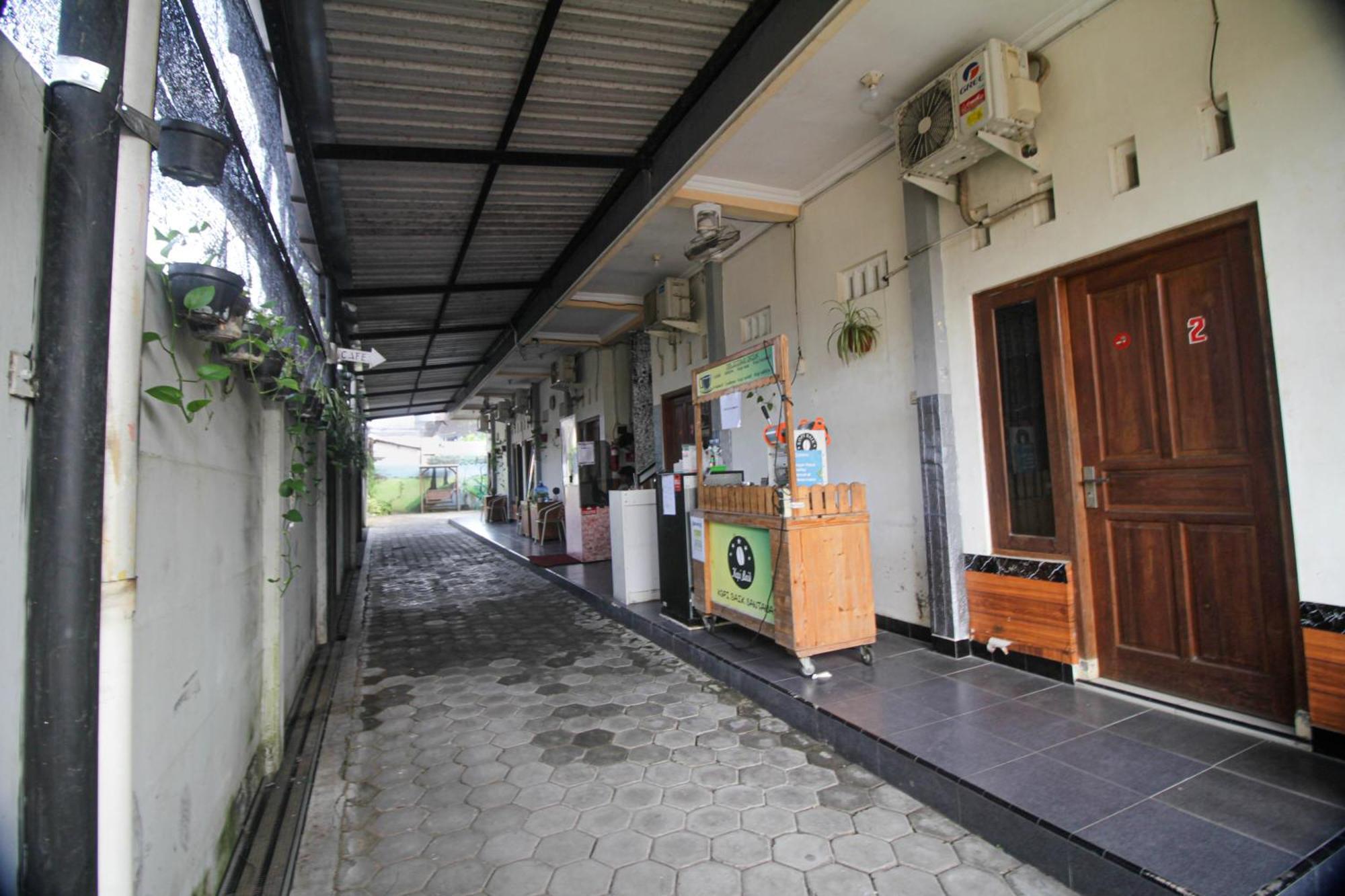 Super Oyo Capital O 2258 Santana Syariah Guest House Kartosuro Экстерьер фото